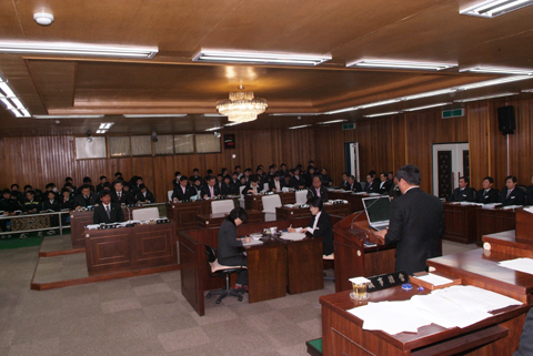 군정질문을 하고 있는 윤재호의원