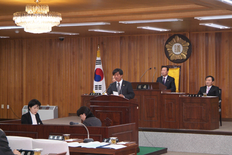 군정질문을 하고 있는 이창균의원