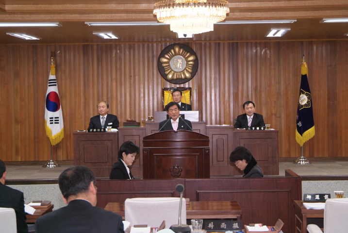 군정질문을 하고 있는 박우근의원