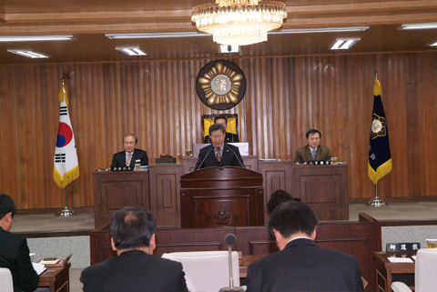 현장확인특위 활동결과를 보고 중인 허홍구 현장확인특별위원장