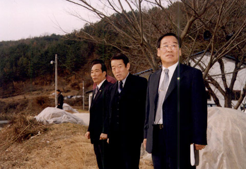 양전리 주택상습침수지역 해결을 위한 현장설명시 군수와 함께...