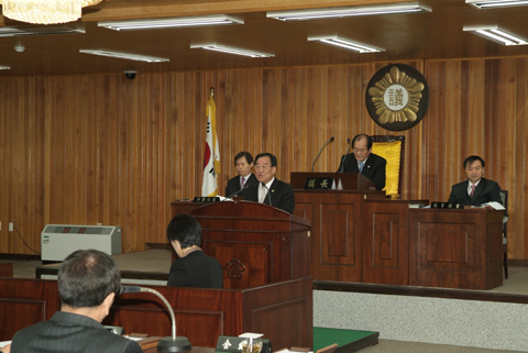 내무위원회 의안심사 결과보고를 하고 있는 조호연내무위원장