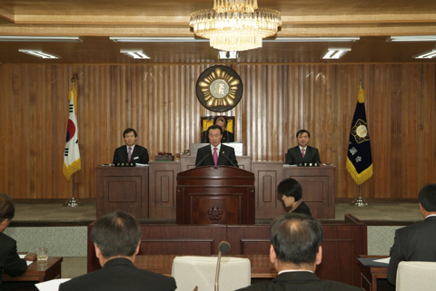 산업건설위원회 의안심사 결과보고를 하고 있는 문을주 산건위원장