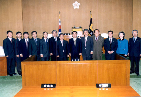 내무위원회 연수 중 김해시의회 방문(2003.03.14)